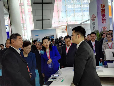 移動醫(yī)護產品專家（右一）為山東省領導（左一）詳解天坦移動護理系統(tǒng)